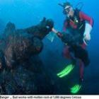 Havaiano faz esculturas com lava de vulcão a 40 metros de profundidade no mar