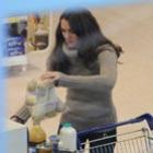 Kate Middleton fazendo compras sozinha em supermercado