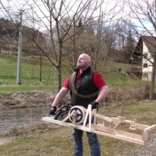 Alemão cria metralhadora em casa com madeira