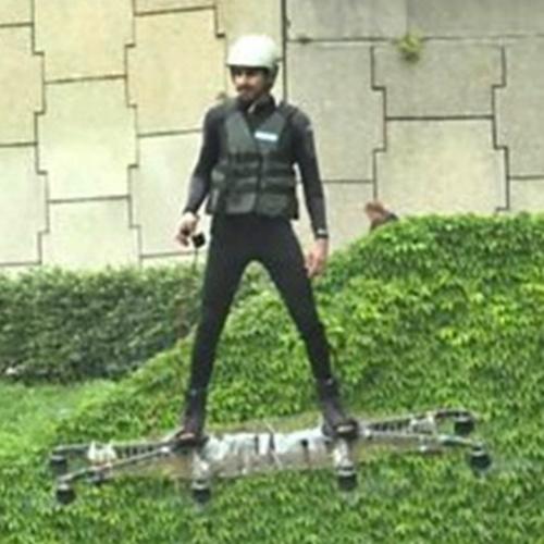Inventor demonstra skate voador em feira de Paris