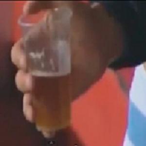 Jogador é flagrado tomando cervejinha no banco durante jogo