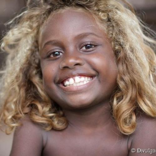 Conheça os negros naturalmente loiros da Melanésia