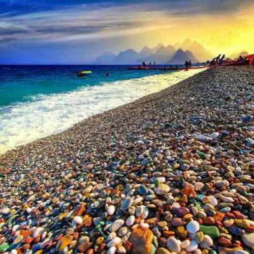Conheça Konyaalti, a incrível praia de pedras coloridas da Turquia