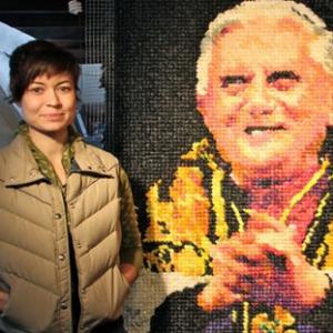 Retrato de Bento XVI feito com 17 mil camisinhas