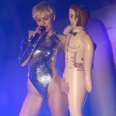 Com bonecos infláveis, Miley Cyrus faz show polêmico em boate