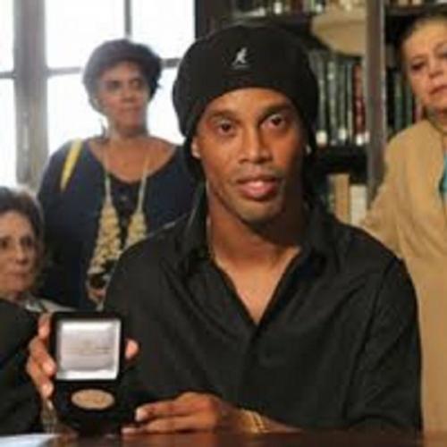 Polêmica - Ronaldinho Gaúcho Recebe Medalha da Academia Brasileira de 