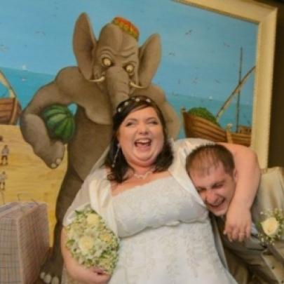 Os russos adoram estragar suas fotos de casamento