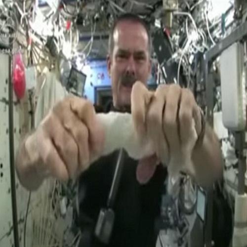 O que será que acontece ao torce uma toalha molhada no espaço?