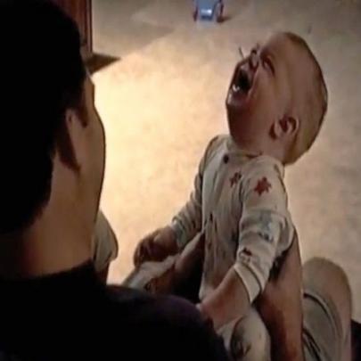 Bebê tenta imitar o pai espirrando
