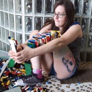 Garota constrói prótese de perna com peças de lego
