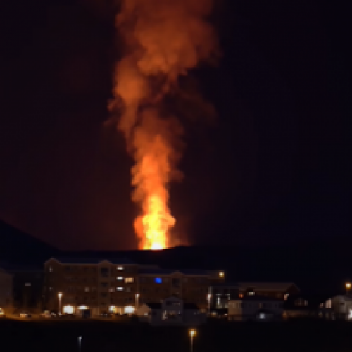 Morador grava vulcão em erupção próximo de sua casa