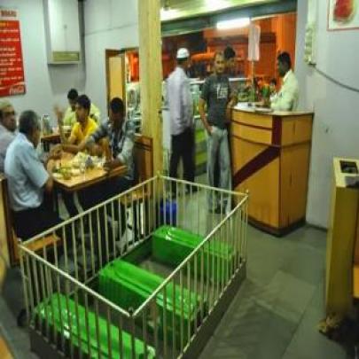 New Lucky: Um restaurante em meio a túmulos na Índia