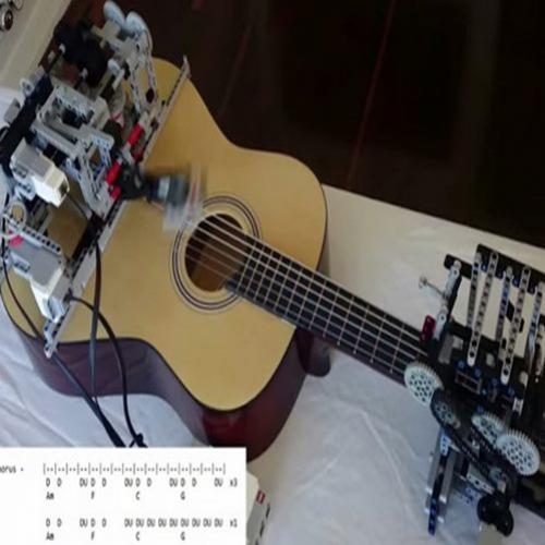Programador cria robô que entende partituras e consegue tocar violão