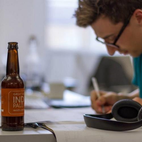 Deskbeer: o happy hour com cerveja artesanal no escritório
