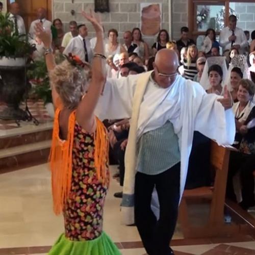 Padre vira hit na web ao dançar ‘sevilhanas’ durante missa