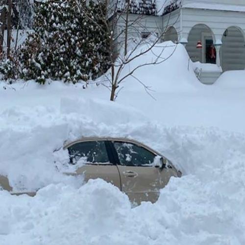 Homem fica mais de 10 horas dentro de carro coberto de neve