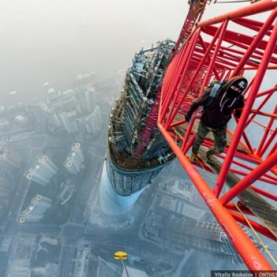 Russos escalão sem equipamentos torre de 650 metros em Shanghai