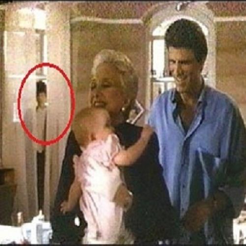 Fantasma aparece em janela no filme 3 Solteirões e 1 bebê