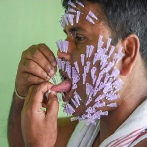 Homem consegue enfiar 550 agulhas no rosto sem sentir dor