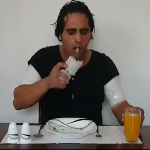 Iraniano come lâmpada e bebe suco