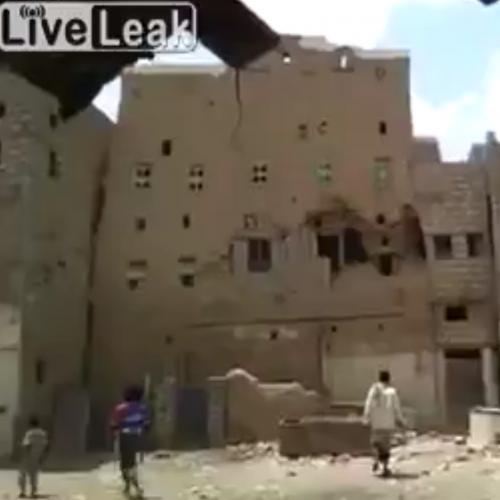 No Iémen, prédios são demolidos na pedrada!