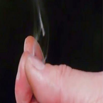 Como fazer o truque da fumaça nos dedos