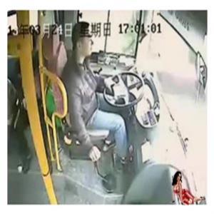 Motorista ninja escapa por um triz da morte em acidente de ônibus