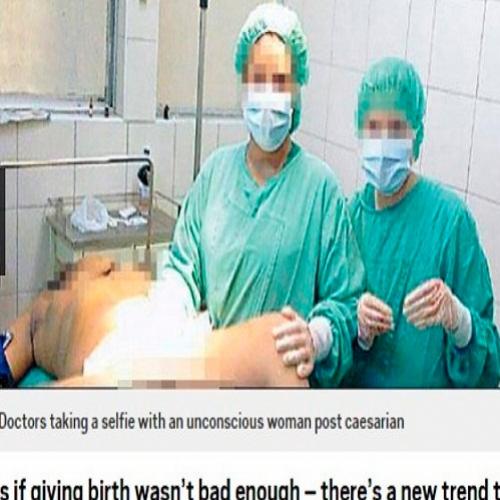 Médicos fazem selfie com mulheres em trabalho de parto