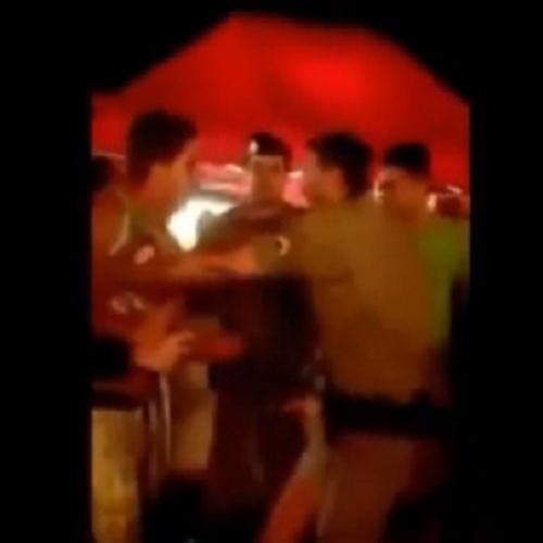 Policial derruba mulher com soco na cara brutal em festa