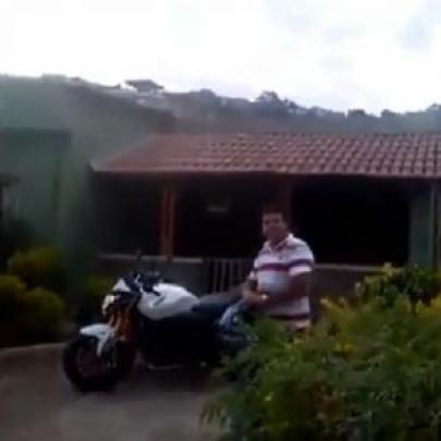 Emoção de um homem ao comprar sua primeira moto
