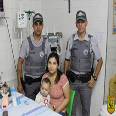 Policiais salvam bebê engasgado em Aparecida