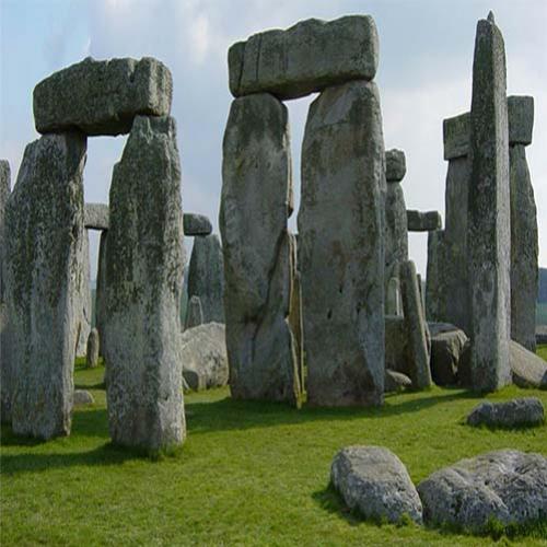 Foram descoberto 17 monumentos ao redor de Stonehenge