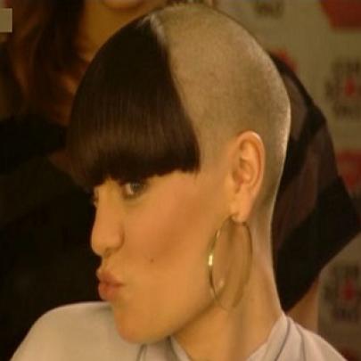 Jessie J raspa a cabeça ao vivo na TV 