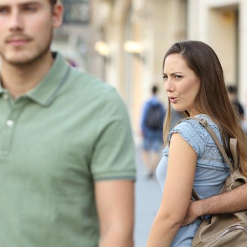 Mulheres olham para homens na rua com desejo?