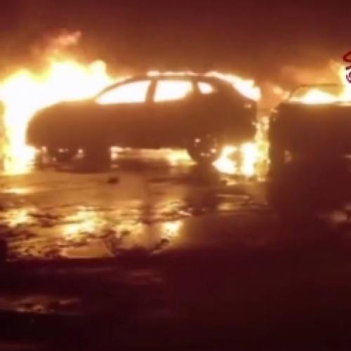 Centenas de carros queimados num no porto italiano.