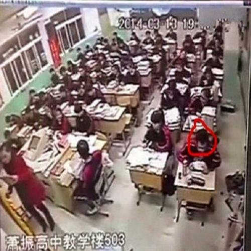 Imprecionante - Câmera flagra aluno cometendo suicídio em sala de aula