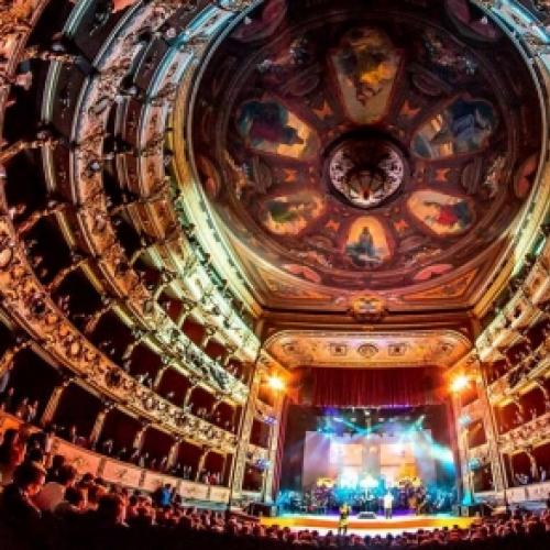 Músicas de Shakira são cantadas no impressionante Teatro Colón