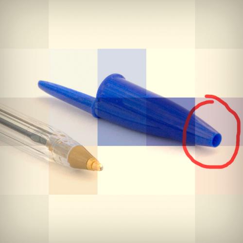 Por que há um buraco nas tampas de canetas?