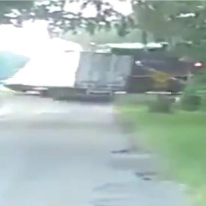 Trem atropela caminhão carregado de melancias na Flórida