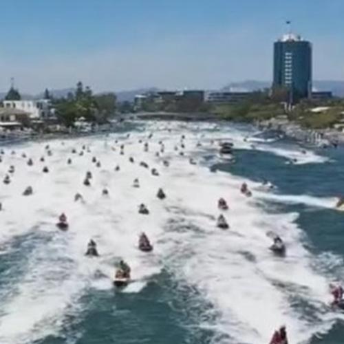 Mais de 150 pessoas vestidas de Papai Noel andando de jet skis por rec