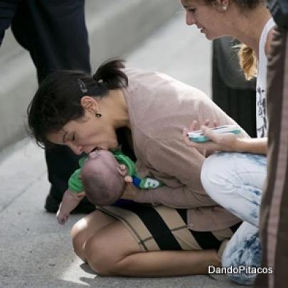 Bebê inconsciente é salvo durante engarrafamento nos EUA