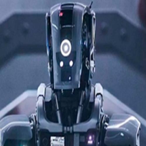 Hilary Swank luta contra robôs