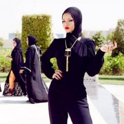 Rihanna é expulsa de mesquita em Abu Dhabi por tirar foto inapropriada