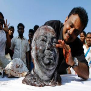 Artista indiano faz escultura de sangue humano congelado