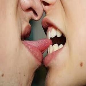 Mulher arranca a língua do namorado durante beijo