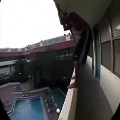 Rapaz maluco se joga na piscina do 4º andar de um hotel!