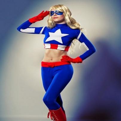  A bela cosplayer Puppetsfall Capitão América.