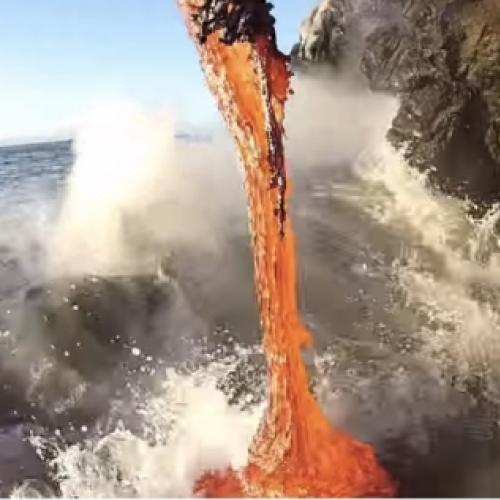 Uma cena rara e curiosa: um vulcão derramando lava no oceano