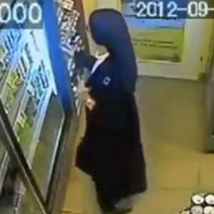 Câmera de segurança flagra freira roubando cerveja em loja.