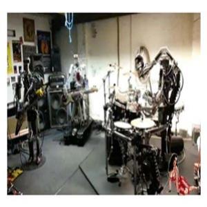 Compressorhead, banda composta por robôs, tocando “Ace of Spades” deto